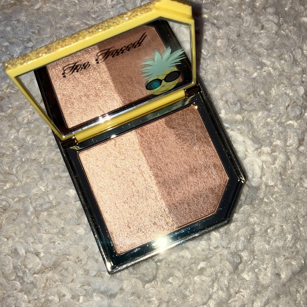 Too faced pineapple sun bronzer and highlighter duo - Picture 4 of 7